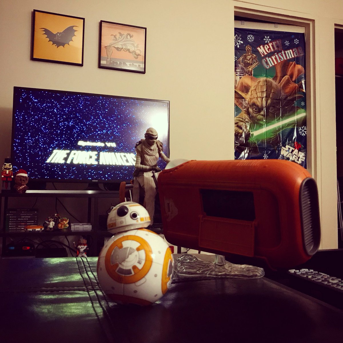 AdamDelRe's tweet image. Watching a movie with friends tonight #StarWars #TheForceAwakens #waitforviii #TheLastJedi #BB8 #Rey #MerrySithmas
