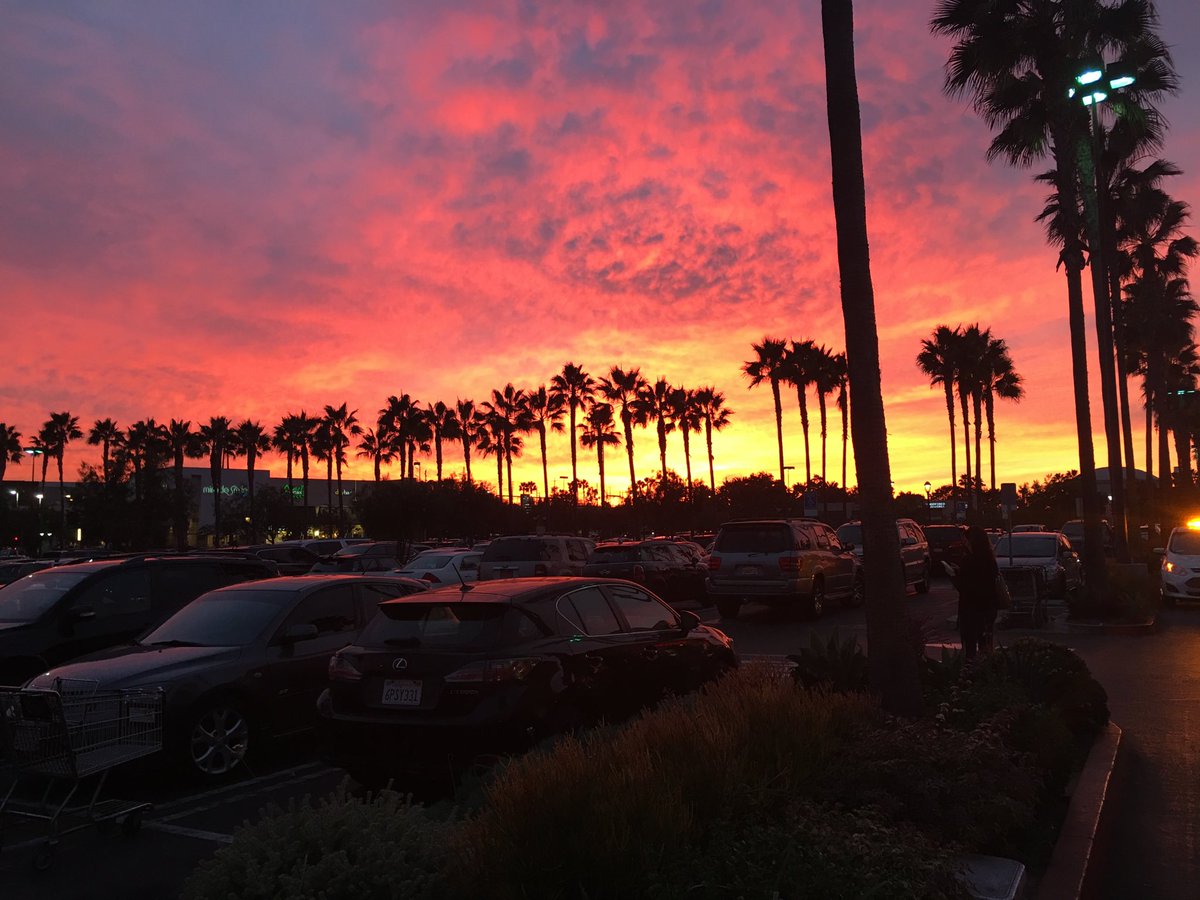 Cali fires R terrible. My heart &amp; prayers go out 2 every1 affected. Only solace N this travesty are the sunsets they create. #2Live&amp;DieNLA