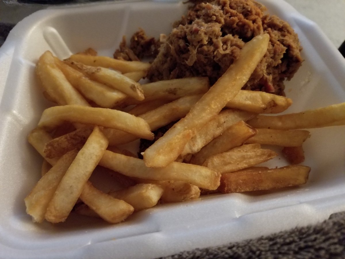 ScooterFreshILM's tweet photo. @CookOut You know why there are so many fries left in this tray?......beacuse they are COLD AND UNEDIABLE.  I live less then 2 miles from the store so I would expect them to be hot to maybe even warm....NOPE #coldfoodsucks. You can do better then this! https://t.co/5EmdGLpxrm