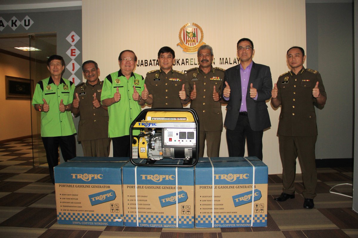 relamalaysia's tweet photo. Selasa 12 Disember 2017. KP @relamalaysia Tuan @zulkifliabidin menerima sumbangan aset oleh Dato' Seri Michael Chong (Pegawai Kehormat RELA) untuk RELA Malaysia seketika tadi. https://t.co/UBvg5etwSz