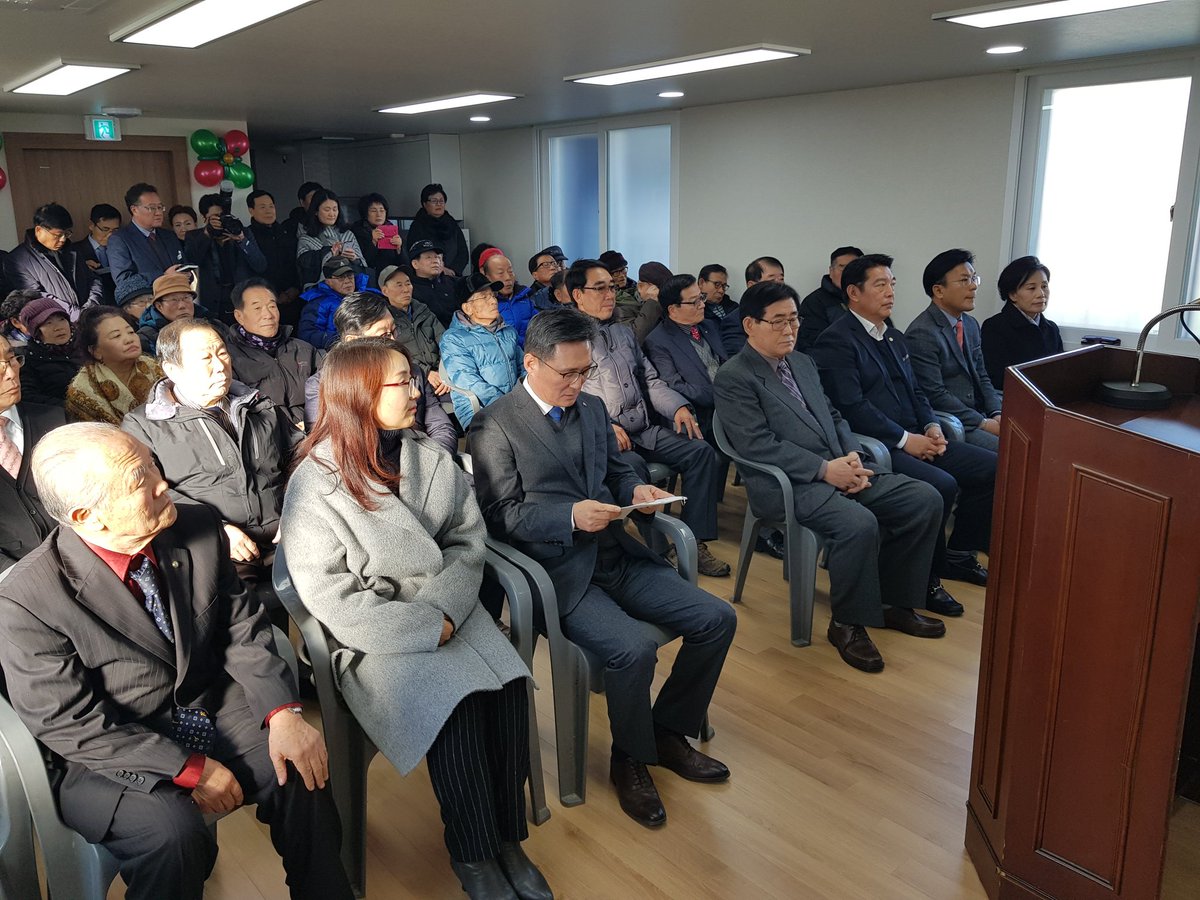 태평3동 참사랑경로당(회장 홍성갑) 개소식이 2017.12.12.(화) 15시, 개최되었습니다. 
참사랑경로당이 태평3동에서 어르신들에게 참 휴식과 즐거움을 가져다주는 귀한 공간으로 사용되어지길 바랍니다. 태평3동도 자주 찾아뵙고 인사드리겠습니다. 

#성남시