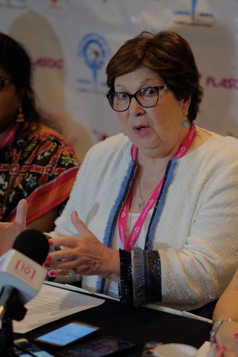 FLASOG's tweet photo. En #FLASOG2017, hubo una conferencia de prensa sobre la violencia contra la mujer donde la Dra. Diana Galimberti, Dra. Fanny Corrales y la Dra. Desiree Mostajo acompañadas por la Dra. Shanta Kumari emitieron sus perspectivas al respecto de esta situación que apremia en LATAM. https://t.co/zKKkDvvrjC