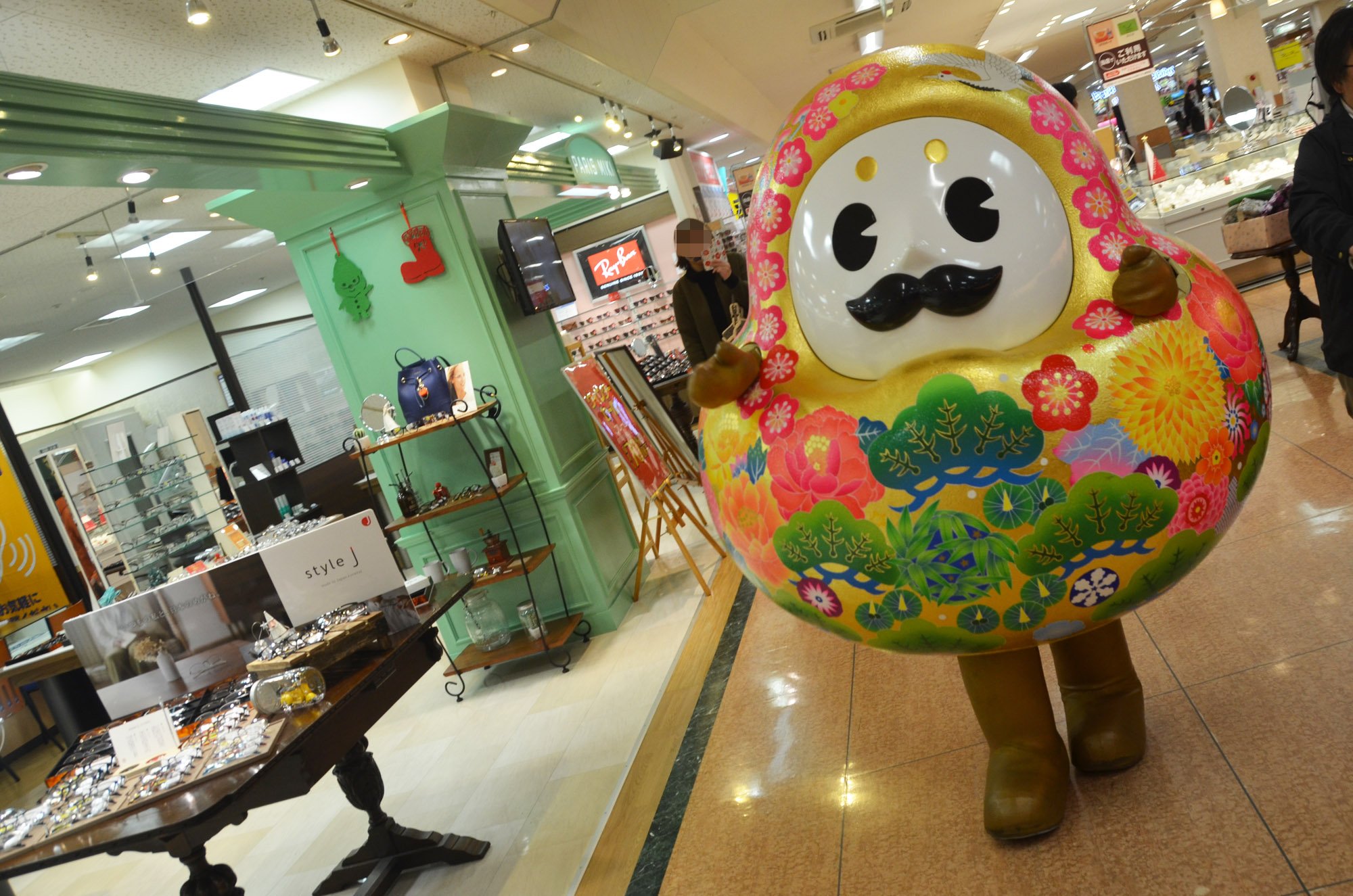 Maxxam ひゃくまんさん 11月27日 年末ジャンボ宝くじ発売初日販売促進 アピタ松任店 横歩きでお店に入りま す 入口付近の宝くじ売り場にもご挨拶して店内にお出ましひゃくまんさん T Co Dgamsc4tjj Twitter
