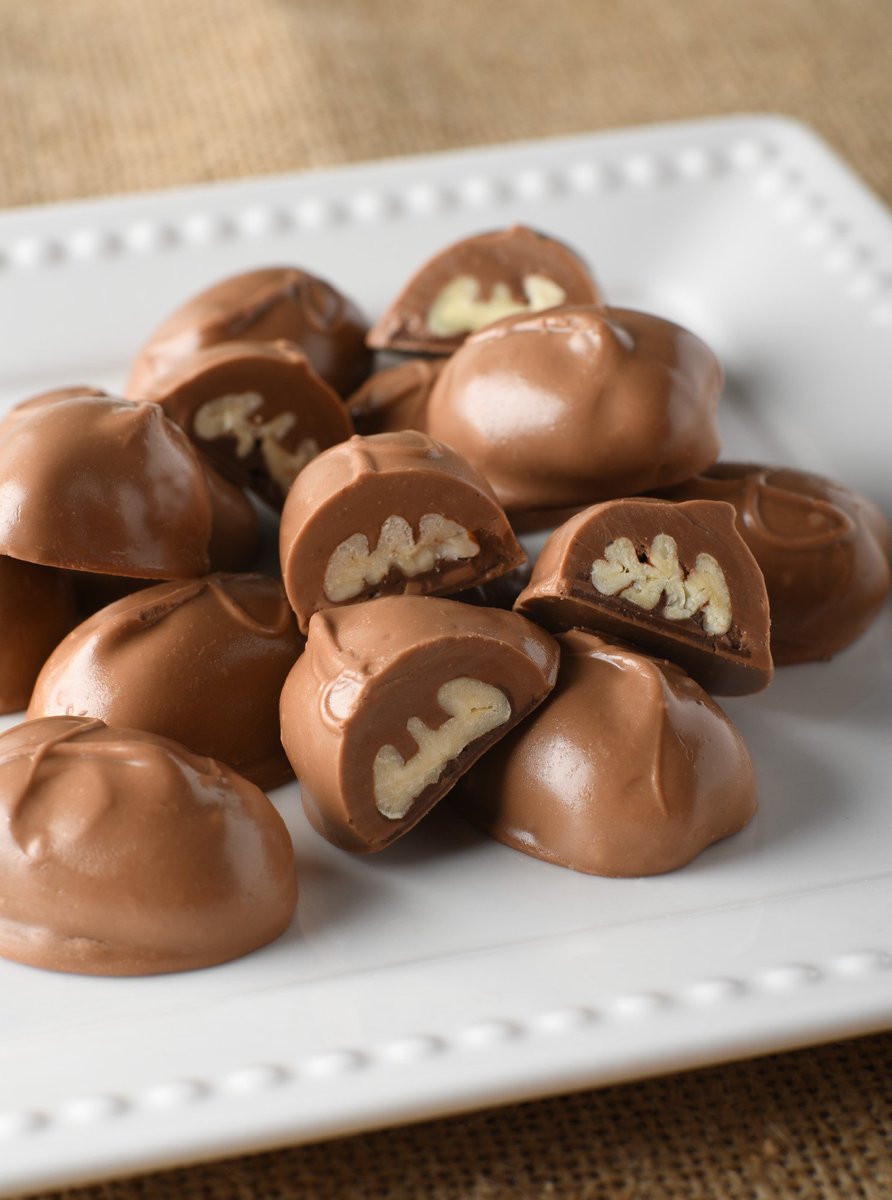 PearsonFarmGA's tweet photo. Any chocolate lovers here? Then you will love our pure chocolate pecan halves! They are extra-large Pearson Pecans enrobed in pure milk chocolate. #pearsonpecans #pecans #pecanseason #farmlife #onthefarm #pearsonfarm https://t.co/5SNhpUDRN3 https://t.co/yrlP9ZOw3I