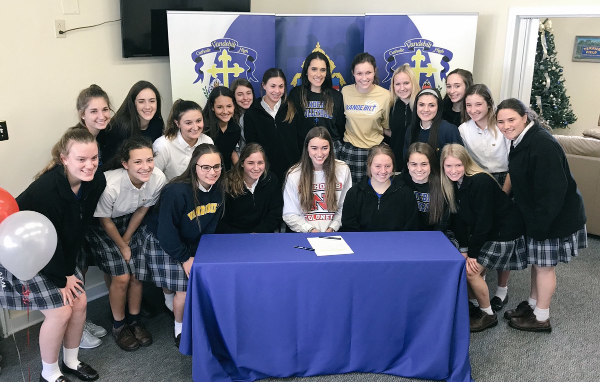 emgauthreaux_'s tweet photo. officially signed today. couldn't of done it without these amazing people by my side. thanks for all the love and support!! #geauxcolonels https://t.co/vwxcSVZlLN