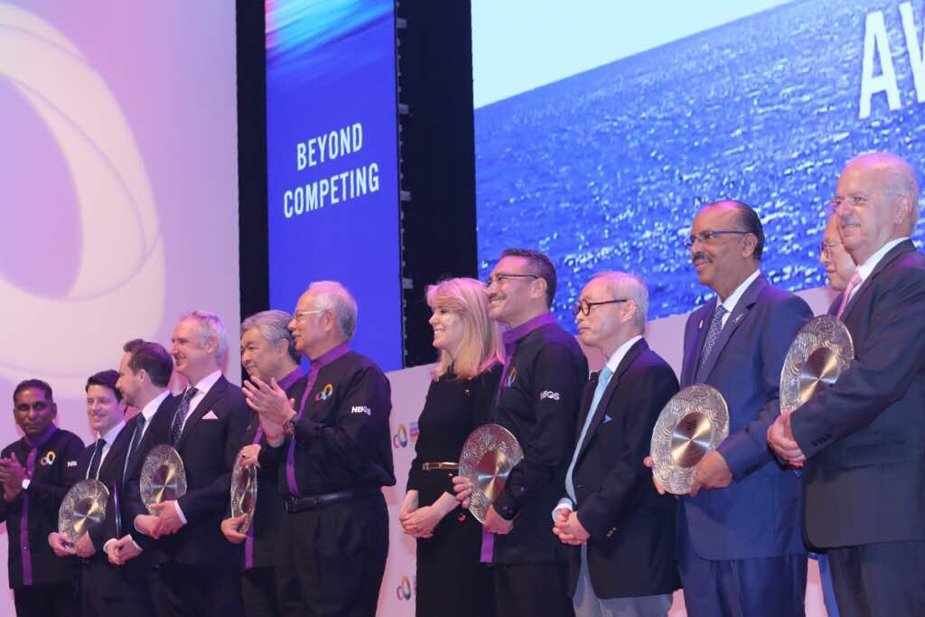 Congratulations DS <a href="/HishammuddinH2O/">Hishammuddin Hussein 🇲🇾</a> on receiving the inaugural Global Blue Ocean Shift Awards alongside DS <a href="/Zahid_Hamidi/">Zahid Hamidi</a> &amp; TS <a href="/DrAliHamsa/">Ali Hamsa #YNWA</a> that recognises outstanding achievements across the public, private and social sectors around the world! #GECommunity2017 #NBOS