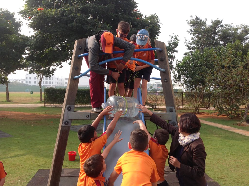 elizabeth_f12's tweet photo. P5 defining work, energy and force as they try to haul up buckets of mud and 20 litres of water #sislearns #sisaction https://t.co/dMO4H1ccXc