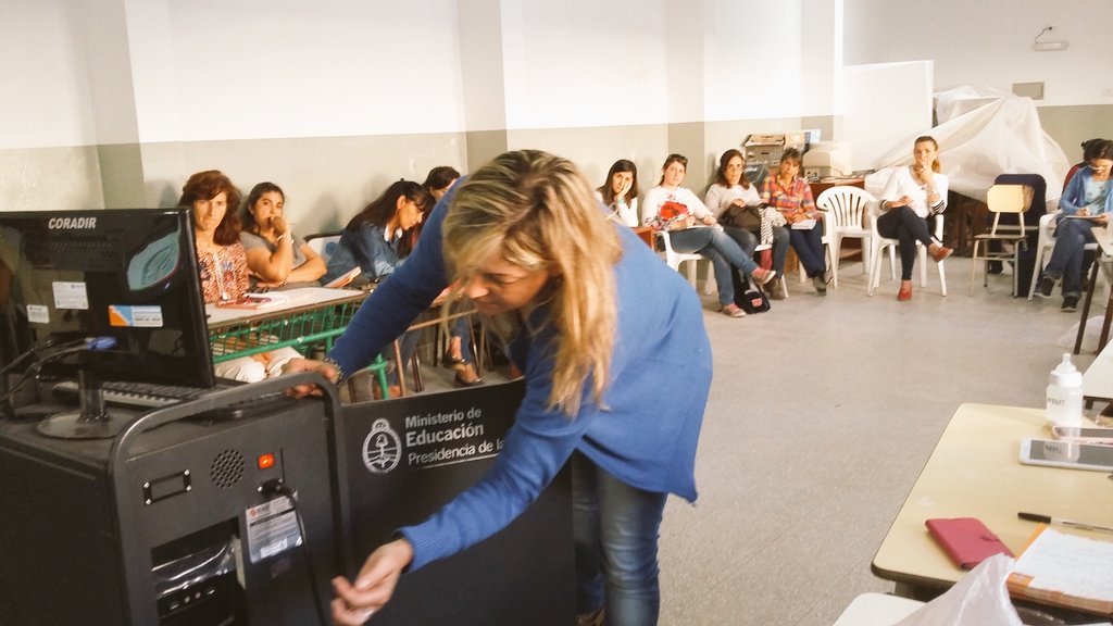 TeKovee's tweet photo. Vamos yendo, como todo los año: Mesa Federal Planied/Escuelas del Futuro 2017 | cierre/balance - Proyección/planificación 2018 | lo que se hizo en Entre Ríos: #hayequipo https://t.co/o1NTTurtWa