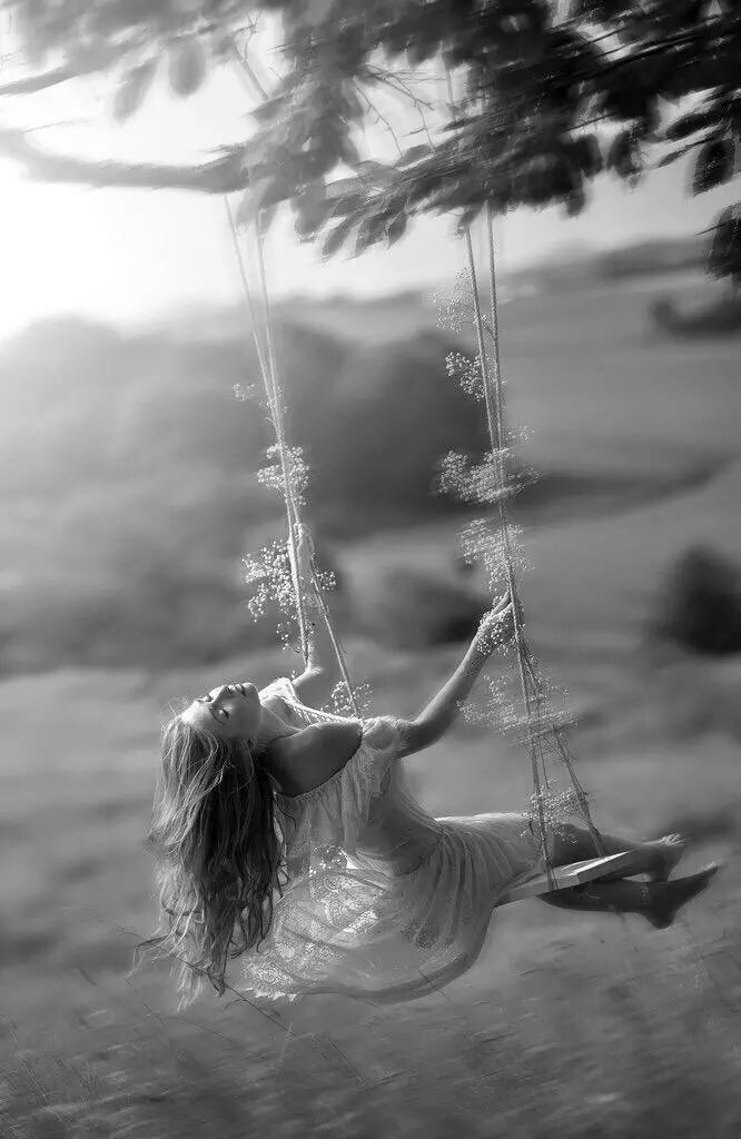 게으른 사람은
추우면 춥다고 놀고
더우면 덥다고 놉니다

흐린날은 흐려서 놀고
맑은날은 날아서 놉니다

가난한 사람은
일하는데 핑게가 많고
노는데 이유가 많습니다

일하는 날보다
노는날이 많아지면

늘 빈곤한 삶을 살수 밖에 없는 것 입니다