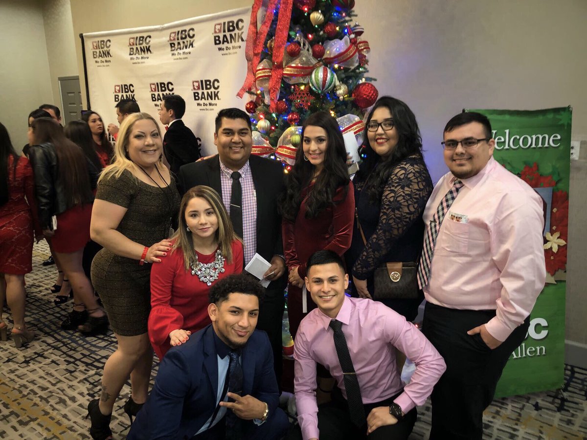 pecina_rene's tweet image. Friends/ coworkers 💛 #bestbranch