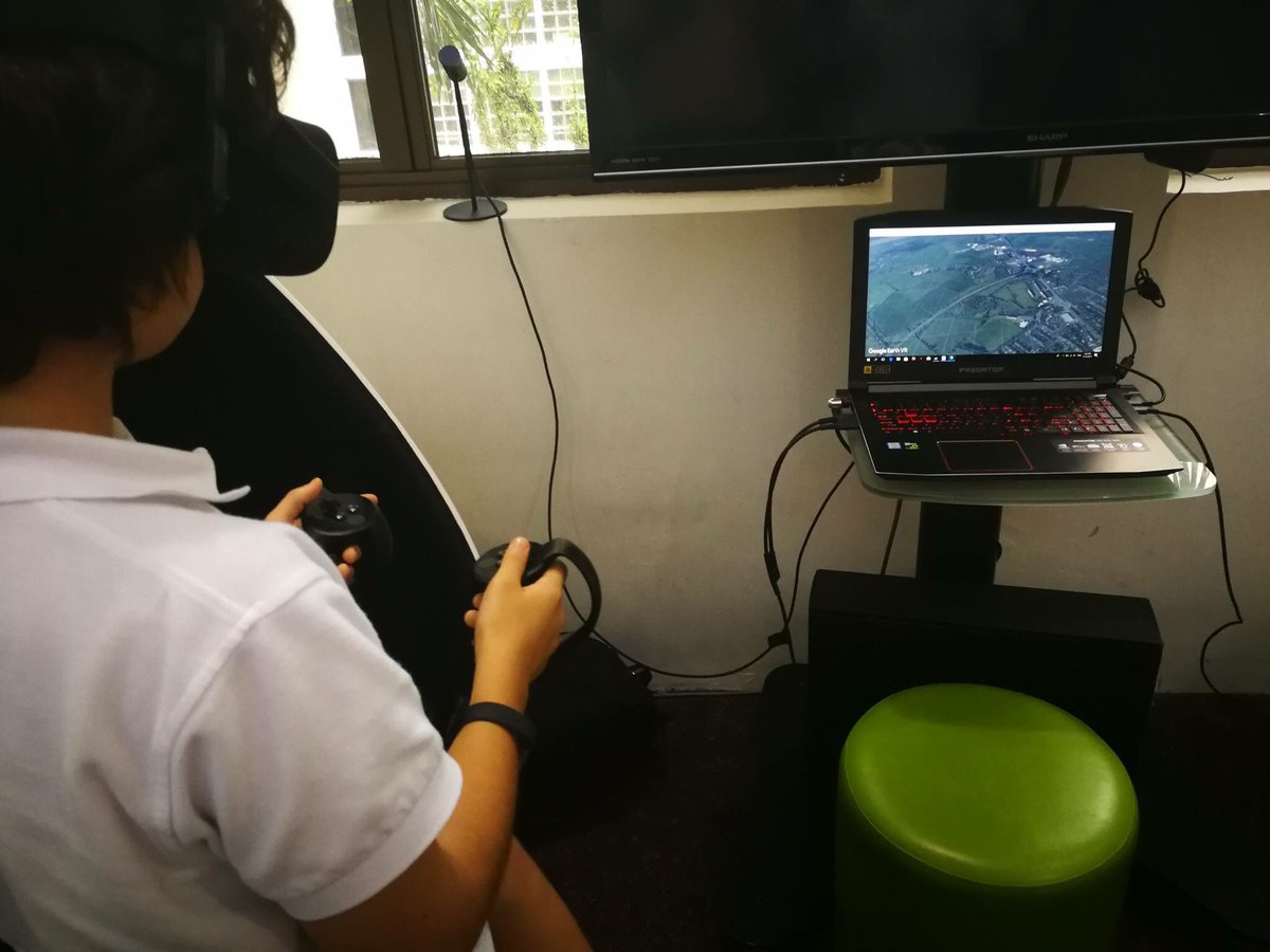 SAmericanSchool's tweet image. #SASedu’s @chipkimball and @mehrbach play around with the new @OculusRift at the middle school library! #technology #librarytransformation #VirtualReality