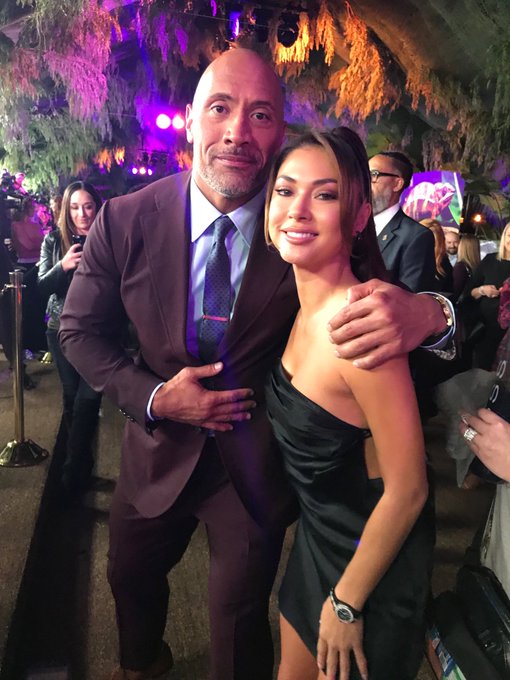 I got to run into this fella @TheRock at the #jumanji premiere . ? https://t.co/3RKpTsLHgi