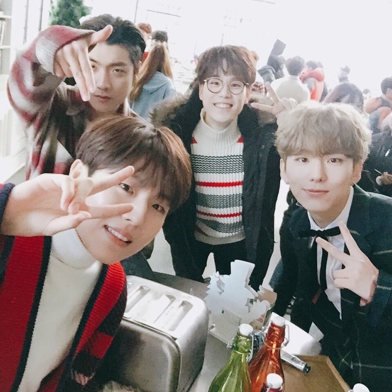 SharpGunBRA's tweet photo. [📷] [17.12.07] #Gun #SharpGun #샵건 No set de "Christmas Day".
TRANS:
@seungu97 :" passando esse inverno com Starship Planet!👍". https://t.co/xEC6w9ScDT
