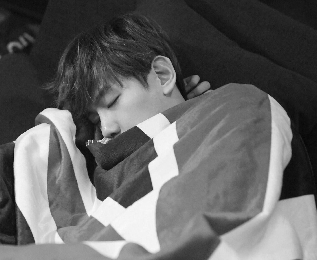 朱紅 最後に首を撫で終わりの合図のようにポンポンと優しく叩いた もっと撫でて 甘えたさんなの ん 襟足を撫でていると肩 に頭を乗せてきた 着いたら起こして ベクはそう言って静かに目を閉じた 私は再び透き通った綺麗な海を眺めた Exoで