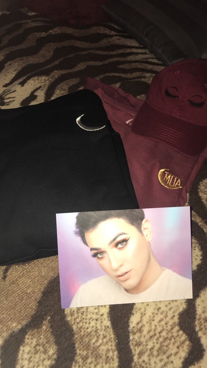 cecilia_valle16's tweet photo. Love all my Manny Merch🌙💕@MannyMua733 #mannymerch https://t.co/g5uztY8X2H
