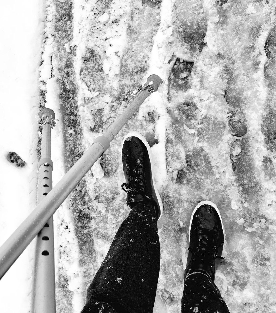 JebbEriksen's tweet image. Spänning i vardagen: Hoppa runt på kryckor utan att fälla ner dubbdäcken.