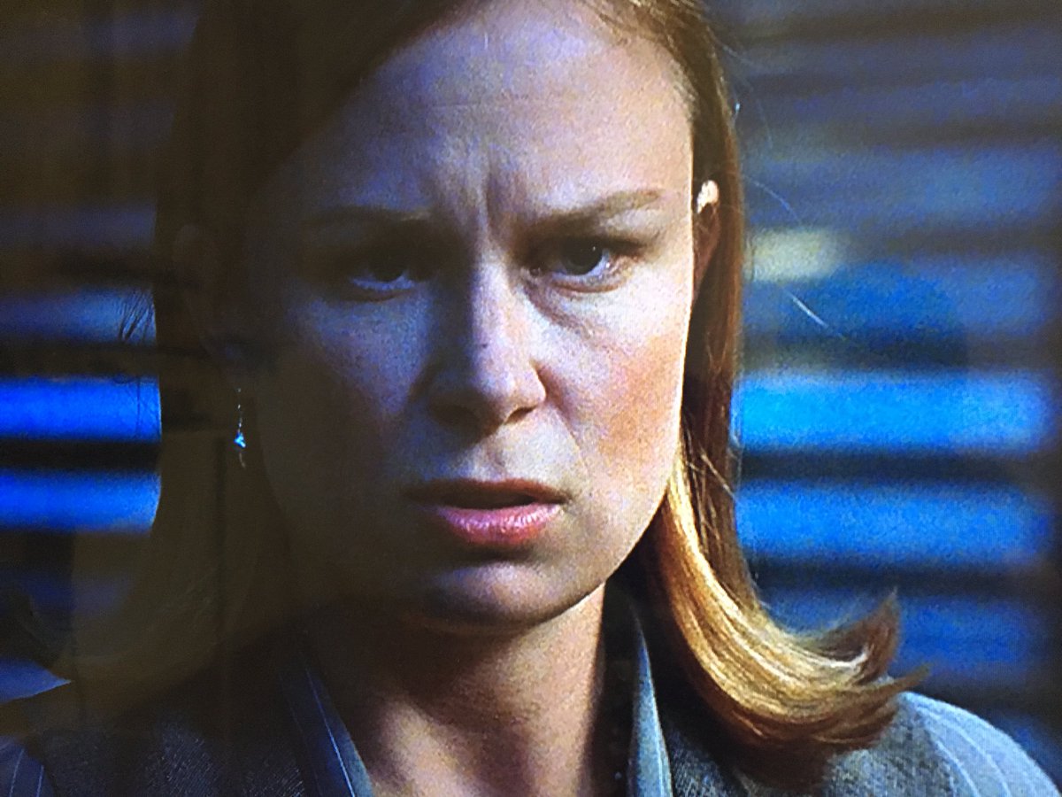 シロウト映画凡評 24 シーズン3観てる 2度目の鑑賞 そんでもってシーズン3といえば やっぱクロエ 初登場時は仏頂面の変人キャラに面食らったな 確か でも 気付いたらジャックバウアーと並ぶ位の大好きなキャラに 今夜は24をガンガン観ていく