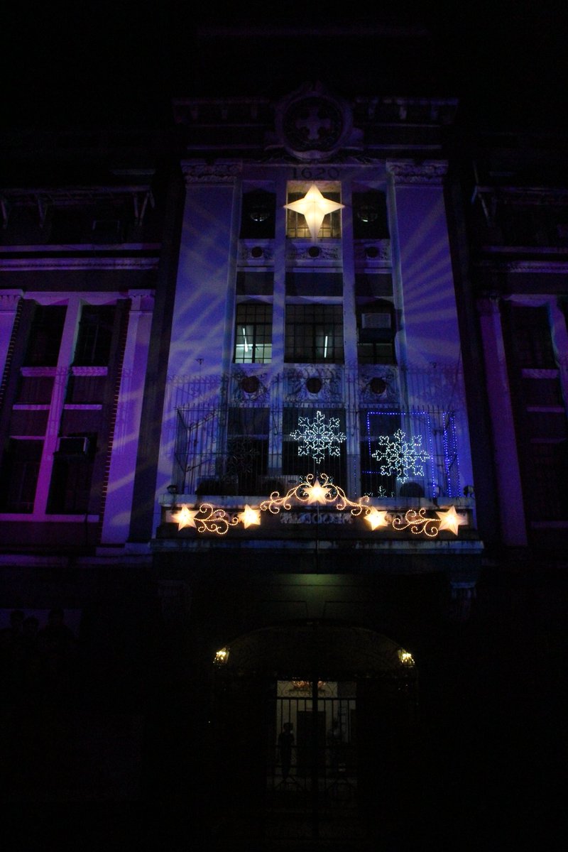BrunoGars23's tweet photo. JUST IN: Letran Facade lits up with blue and red dancing colors. Luces Brillantes it is 🔵🔴

#FelizNavidad
#PaskongArriba2017 https://t.co/9tXIcSIoSf