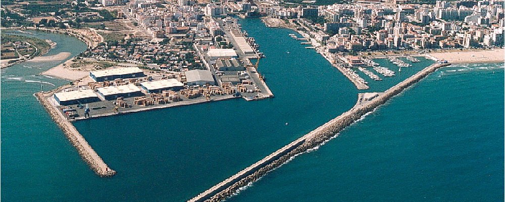 AutPortValencia's tweet image. #sabiasValenciaport A través del port de Gandia s'exporta fusta i suro a països com Tunísia, Egipte i el Marroc