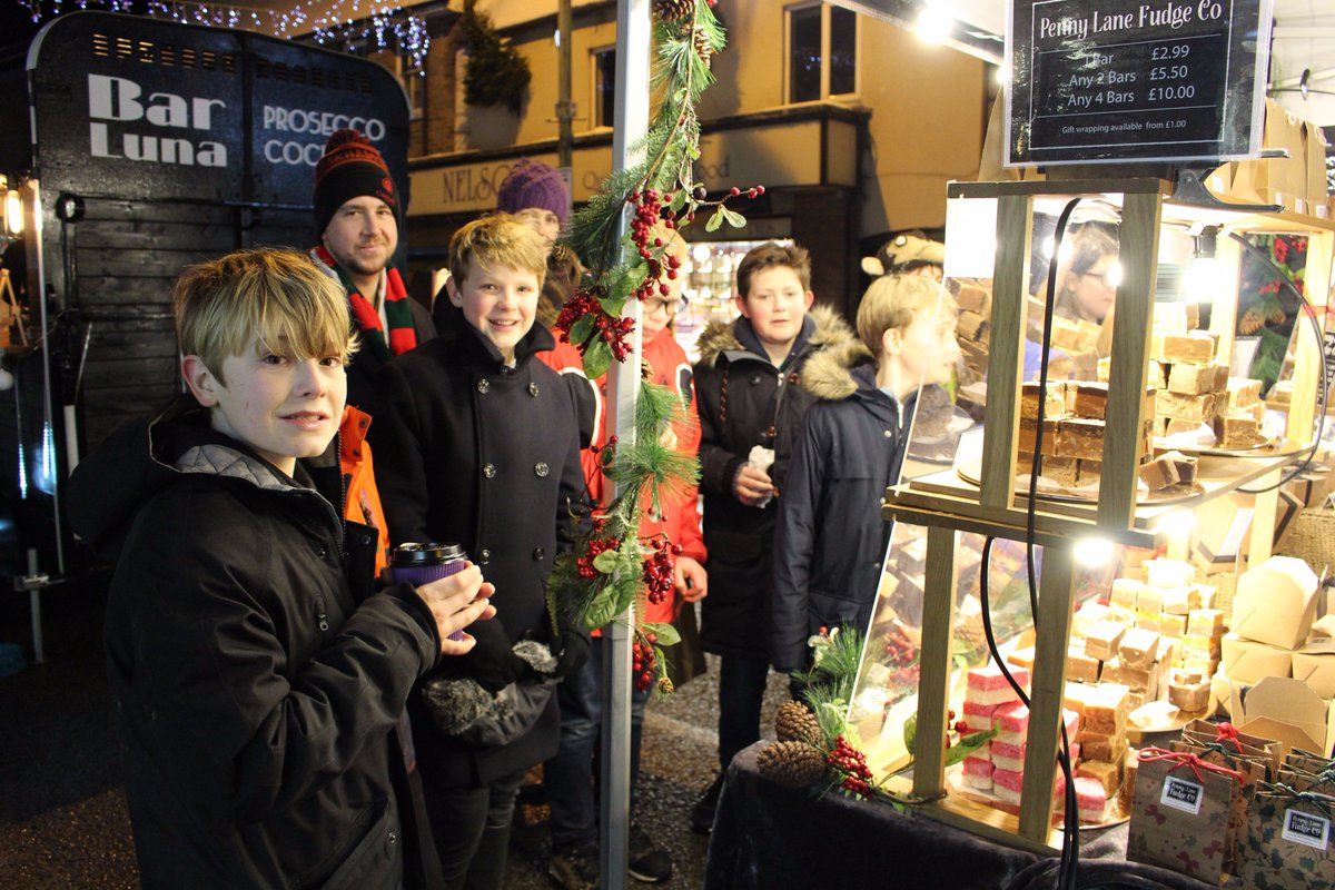 Students wrapped up warmly &amp; enjoyed Oakham's #Christmas market yesterday evening ❄️🧣#ChristmasMarket