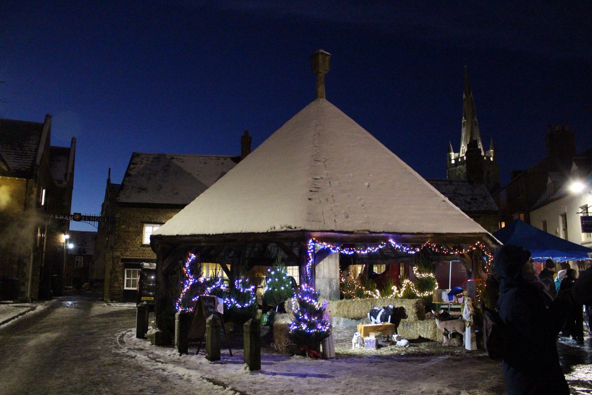 OakhamSch's tweet photo. Students wrapped up warmly &amp; enjoyed Oakham's #Christmas market yesterday evening ❄️🧣#ChristmasMarket https://t.co/fn5l0AKFXI