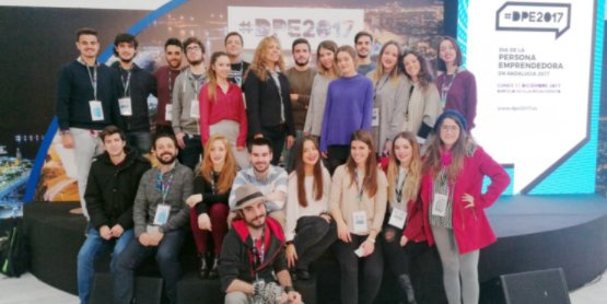 LabProCom's tweet photo. ¿Todavía no te has enterado de los proyectos que están naciendo en la Facultad de Comunicación? Foto de familia del Congreso #DEP2017 celebrado ayer, donde pudimos saber más de las ideas de los alumnos. ¡Atento a nuestras redes porque los irás conociendo! @aemprende @DPE2017 https://t.co/03F5b40Ata
