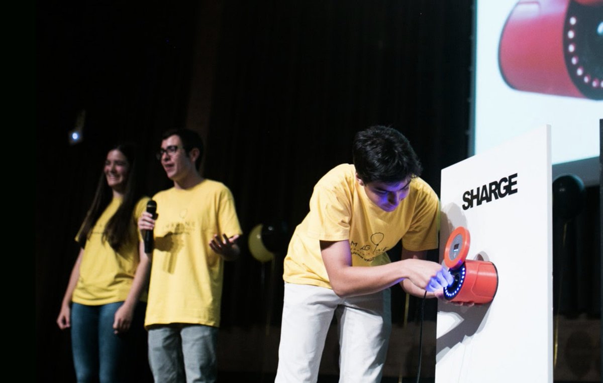 cibervoluntario's tweet photo. .@alexsicart, barcelonés de 18 años ha sido nombrado por la revista @Forbes como uno de los 300 jóvenes más influyentes de Europa: Conoce su proyecto @Sharge_io https://t.co/rRUuBzsg0T #innovación #MakingbyHacking #blockchain https://t.co/5ixplfEeNg