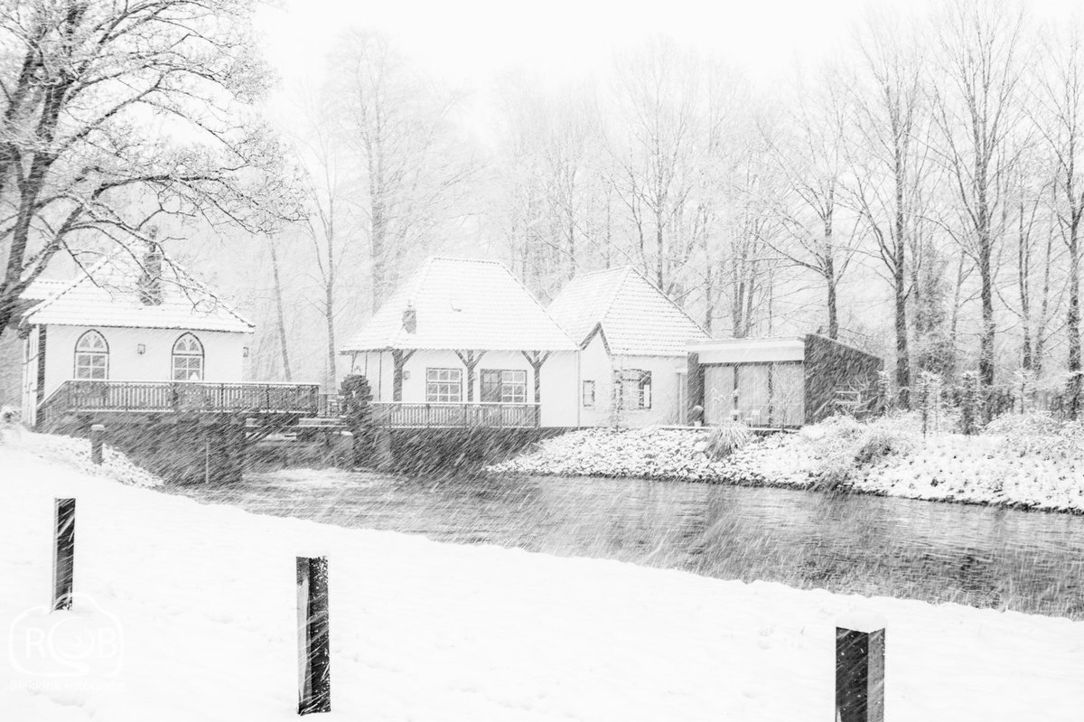RobbieJWB's tweet photo. #Winterswijk #gullewaard #olliemolen #CodeRood #sneeuwval 📸 https://t.co/Aspra0GOm6