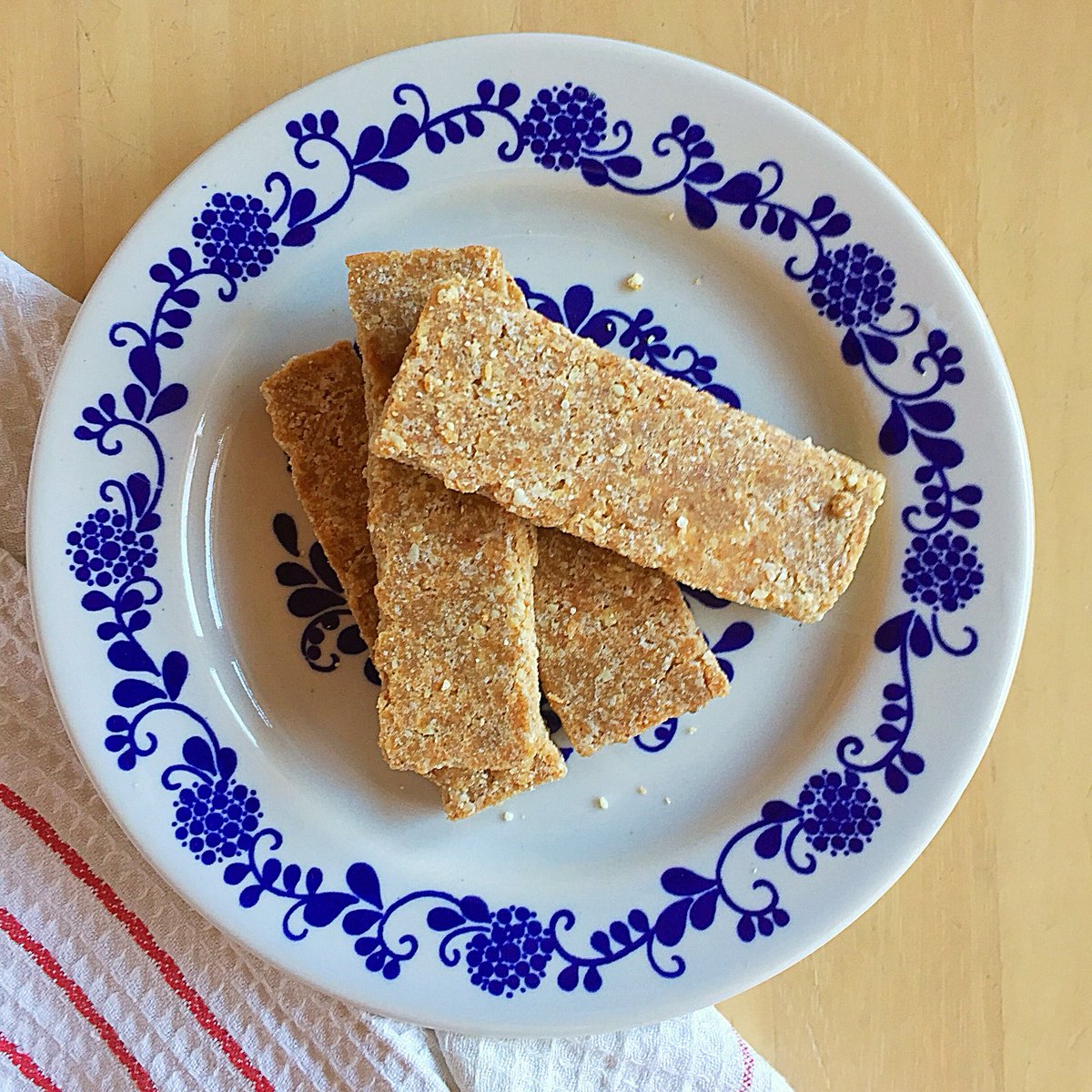 My favourite energy snacks “Coconut + Date” cut into bars 😍 #vegan #paleo #glutenfree #breakfast