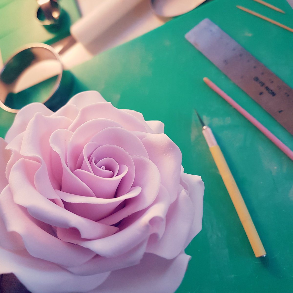 HettysCakeHouse's tweet photo. It may almost be Christmas but we've still got 2 weddings to go yet...time to crack on! #wedding #sugarflower #rose https://t.co/vaTQcMwccU