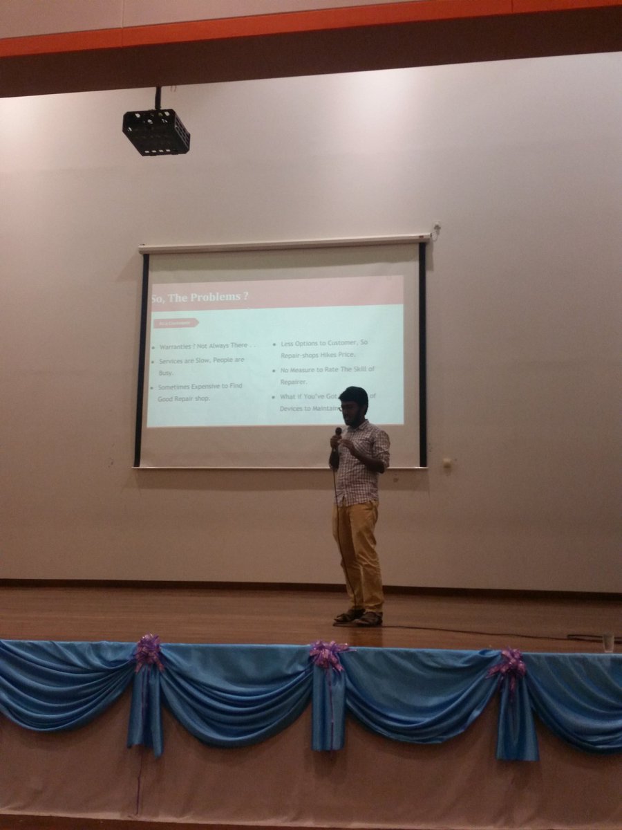 ictss_iium's tweet photo. [6TH FYP SHOWCASE]-DAY 1
 BIT [LIVE UPDATE]
BUSINESS PITCHING SESSION. 
Let's give support for the presenters💪🏻🤗
#FYPicunk! #FYPShowcase
#CodesToHeaven #FYP1718 https://t.co/IwgGyQmVrT