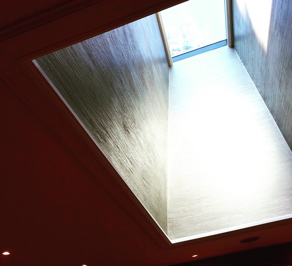 Metallic kneel light well #italianplaster #PolishedPlaster #surfacedesign #interiordesignlondon #luxurydesign