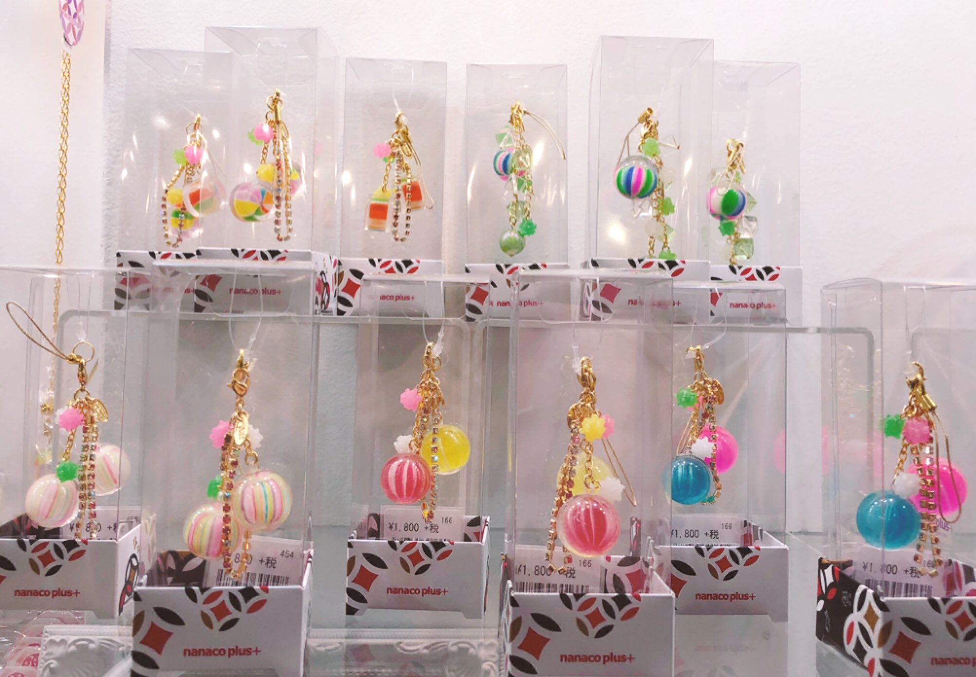 Nanaco Plus 京都本店 当店ではお好きなチャームをカスタムしてオリジナルアクセサリーを作れます が 選ぶ時間がない時はこちらがオススメ 飴玉や金平糖など人気のパーツが盛りだくさんで見た目も華やかな飴のストラップはプレゼント Nanaco Plus 京都本店 当店ではお好きなチャームをカスタムしてオリジナルアクセサリーを作れます が 選ぶ時間がない時はこちらがオススメ 飴玉や金平糖など人気のパーツが盛りだくさんで見た目も華やかな飴のストラップはプレゼント