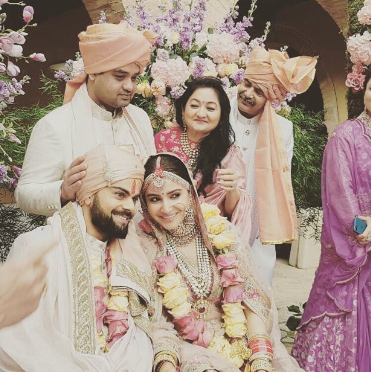  @AnushkaSharma &  @imVkohli with their family   #VirushkaWEDDING