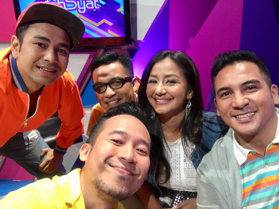 linguaofficial_'s tweet photo. Keseruan di @dahSyatMusik tadi pagi. Thank you @RaffiAhmadLagi @DennyCagur #LinguaAsk https://t.co/fsvqENHOCe