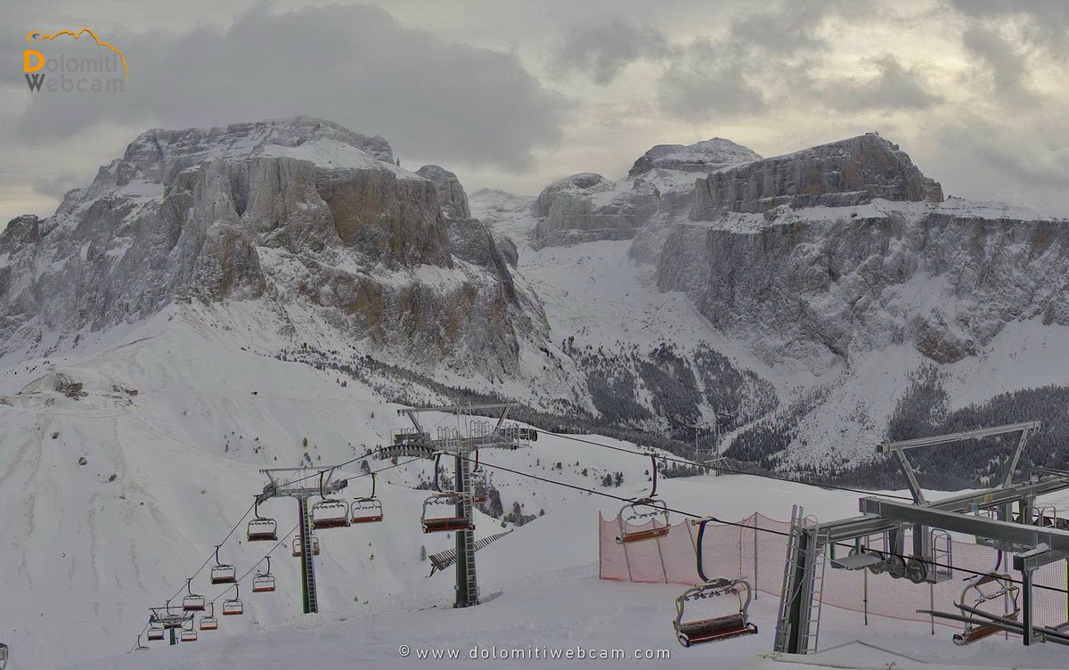 Spettacolo bianco dalle #webcam sulle #Ski Aree della #ValdiFassa con un metro di #neve fresca #dolomiti #trentino #altoadige @fassaski