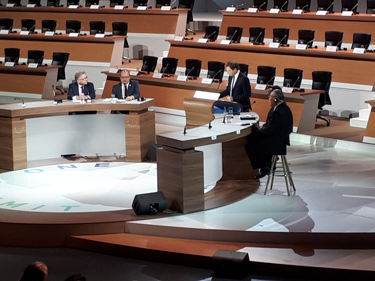 Teresaribera's tweet photo. 2do panel. Chairs de l'AFD et le #GreenClimateFund, ministre chinois et president de la Banque Africain du Développement. #AllMalePannels aussi à la #OnePlanetSummit. Tous bien mais dommage. #WomenForClimate https://t.co/wxMBHr3w43