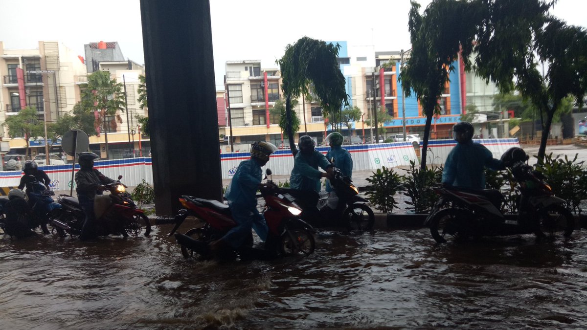 asmantahriz's tweet photo. Pada mogok nih motor.. https://t.co/rMBlGYJkPC