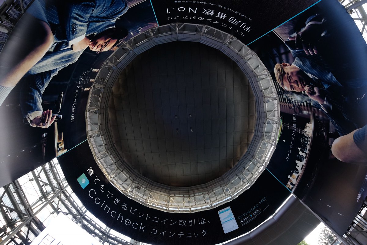 六本木メトロハットにCoincheck出現中！🎉✨】  本日より六本木メトロハット内周・ビジョンにCoincheckが出現しております！六本木ヒルズへ向かう長いエスカレーターに大きく掲載させていただいておりますので、是非ご覧くださいませ！