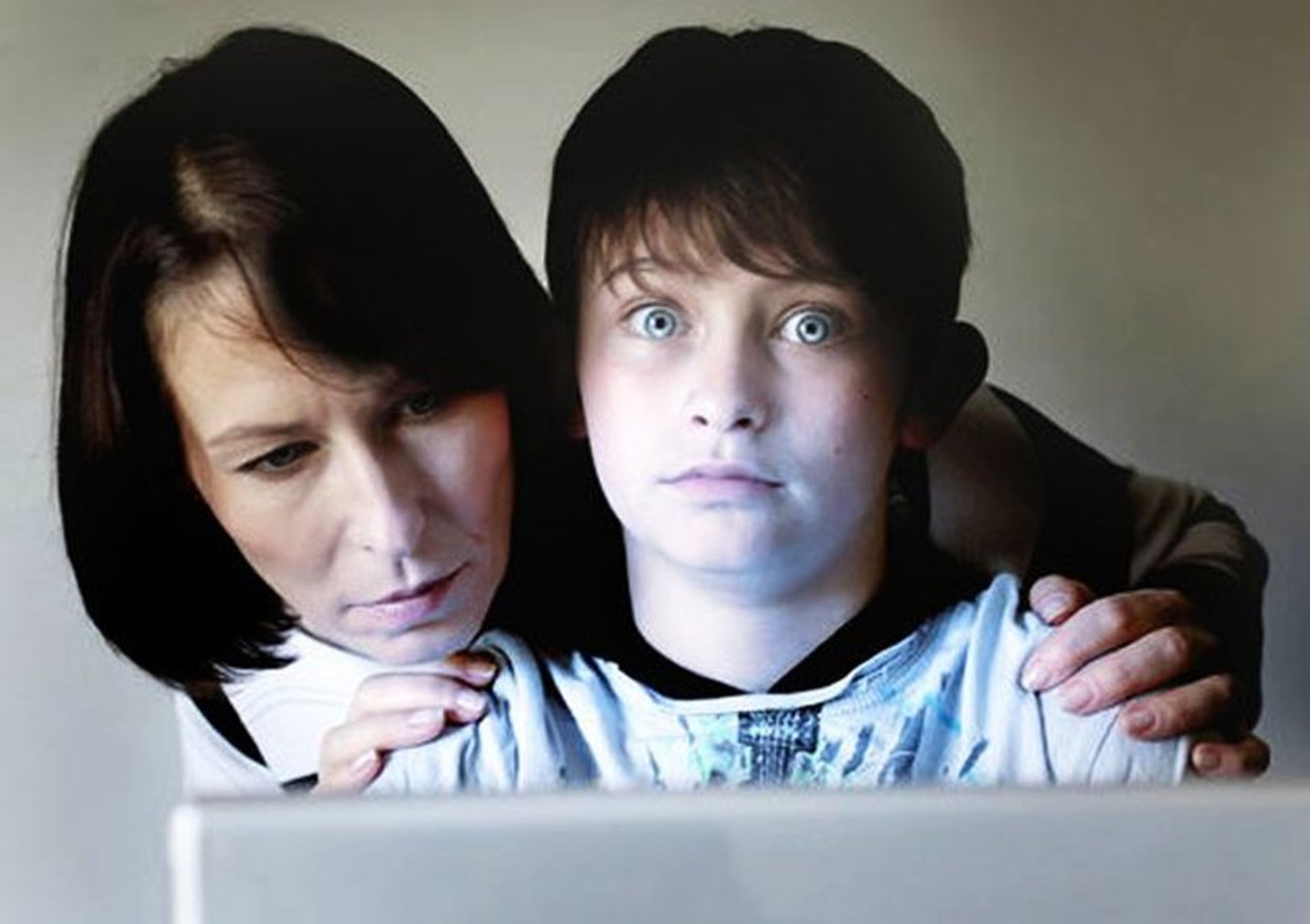 маленькая девочка с папой. две девушки в памперсах. джастин бибер и селена гомес поцелуй на пляже. девушки в памперсах. детки +18.