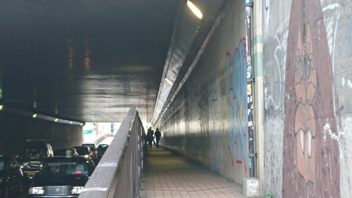 相棒クラスタ杉下右京 בטוויטר 相棒ロケ地巡り17 第2回 渋谷4丁目 青山トンネル 有名なシーンだとseason7 9話レベル4の亀山君ラストシーンです 亀山君が右京さんからの電話に出る最後の会話のところです 感動的な名シーンのロケ地に行けて嬉しかったです