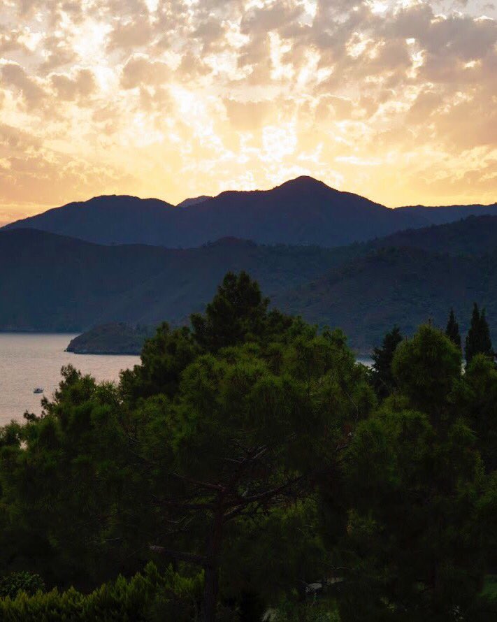 dmarisbay's tweet photo. Sunrise or sunset? Never mind, just enjoy the view... #DMarisBay2018 https://t.co/5NBDIMb0dE