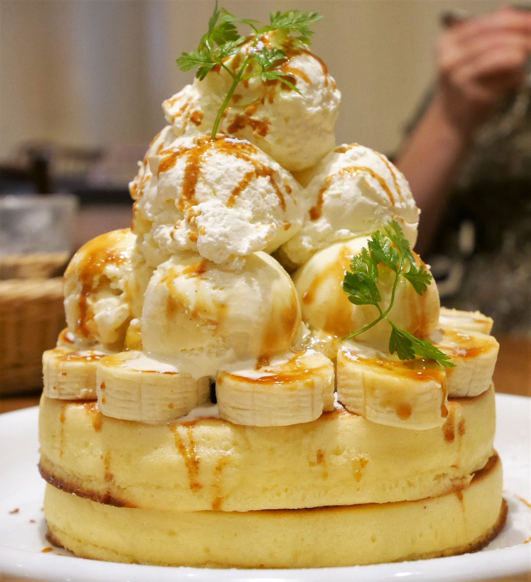 カフェ アクイーユ 恵比寿本店 バニラアイス＆ホイップ＆バナナパンケーキ もりもりなゴージャスなパンケーキといえば!!これっしょ～(≧▽≦)  https://t.co/l38bZebsXG