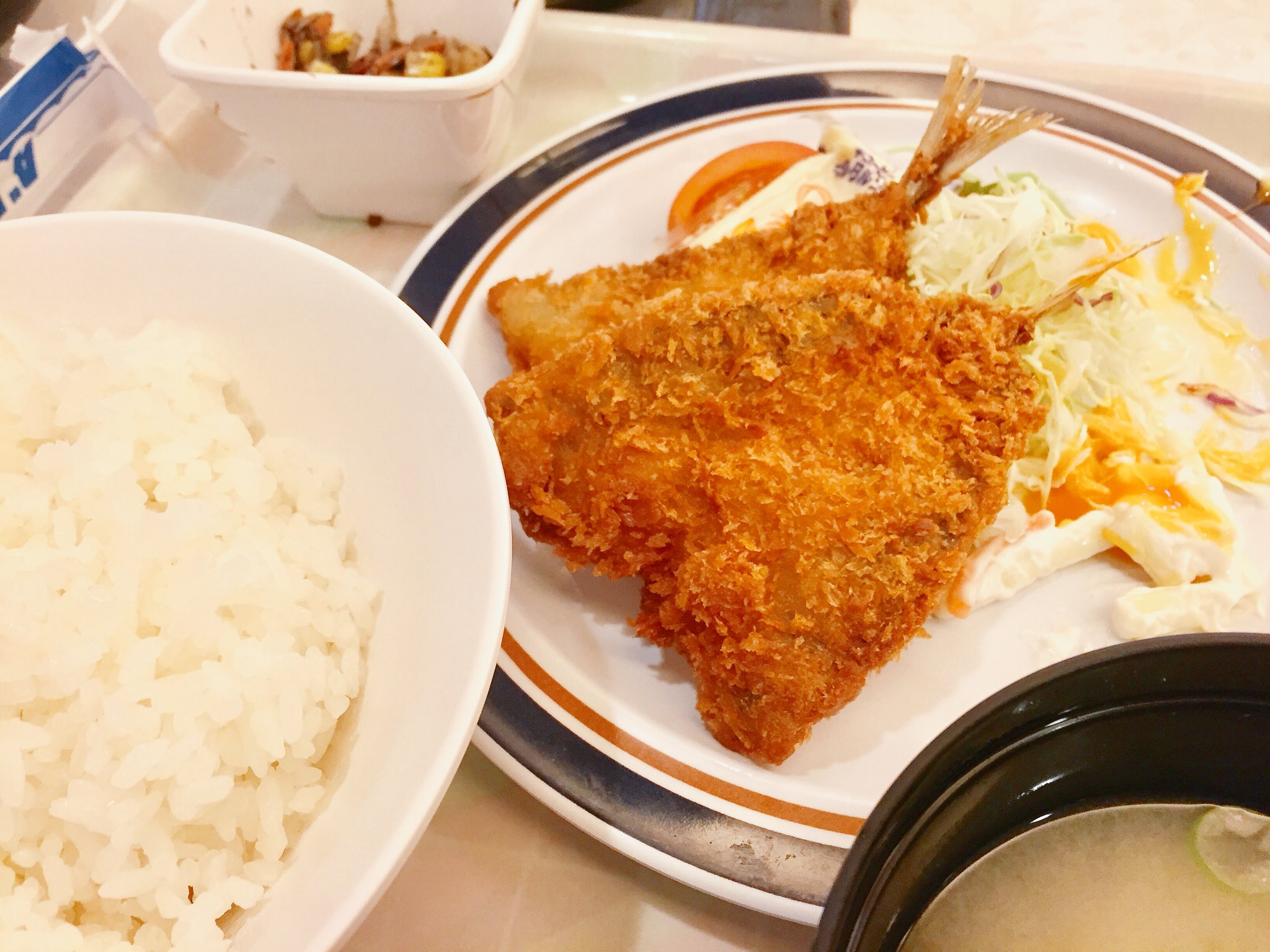 キヨミン 今晩はフェリーのレストランでアジフライ定食 タルタルソースもいいけれど 個人的にはアジフライはやっぱりしょうゆですね お腹いっぱい満足です 船 揺れとります 沖永良部島 から フェリーあけぼの で 奄美大島 まで T Co