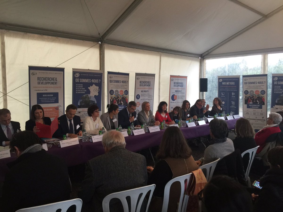 s_cluzel's tweet photo. Table ronde sur les parcours inspirants vers l'#emploi et la #réussite de jeunes chez #DSI à #Blagnac. Ici, 80% des collaborateurs sont en situation de handicap. #Diversité #Performance https://t.co/13wyeZfaVQ