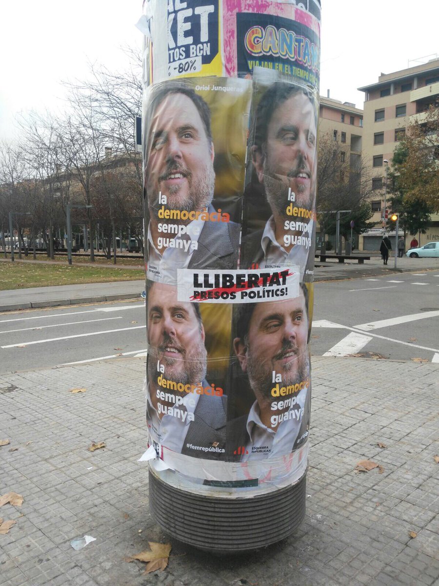 xmartinalba's tweet photo. A cada cartell arrencat, en penjarem 4 més... i sempre amb un somriure! Orgull d’equip, orgull de partit @ERCViladecans  @Jordiflors @perellinas ��🏼🙌🏼🙌🏼🙌🏼 #Viladecans #LlibertatPresosPolítics #NoEsteuSols #SempreOriol #NoAcatem #155 https://t.co/zlwsVYg9ZP
