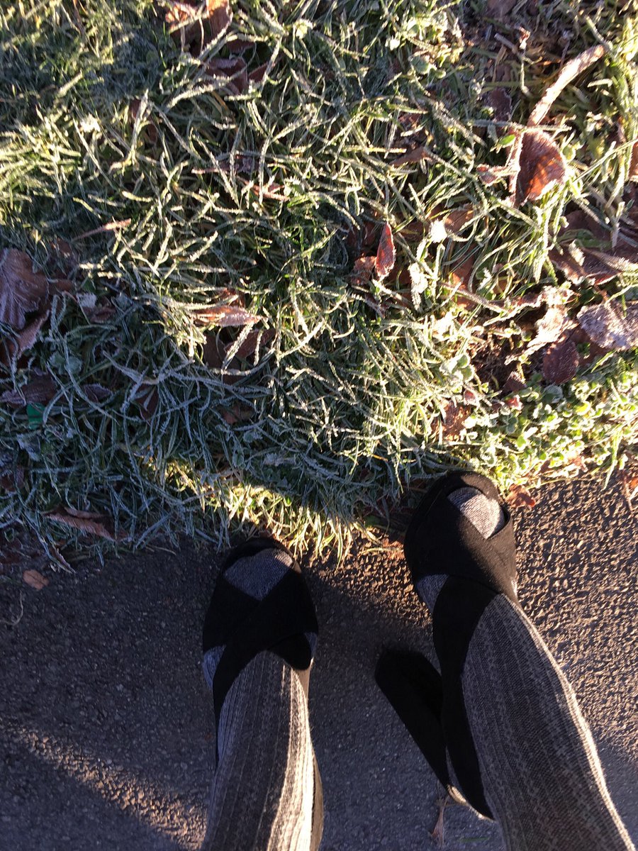 SSgt3175's tweet photo. #Dayjob today....clearly I didn’t get the memo re the ice! 😳😬❄️ #impracticalshoes #heels #uhoh https://t.co/9DqQsggkBQ