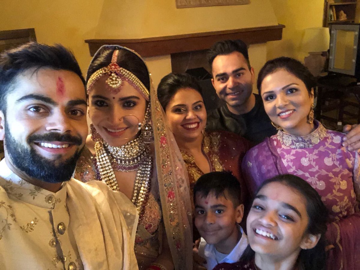  @AnushkaSharma &  @imVkohli with their families   #Virushka  #VirushkaWEDDING