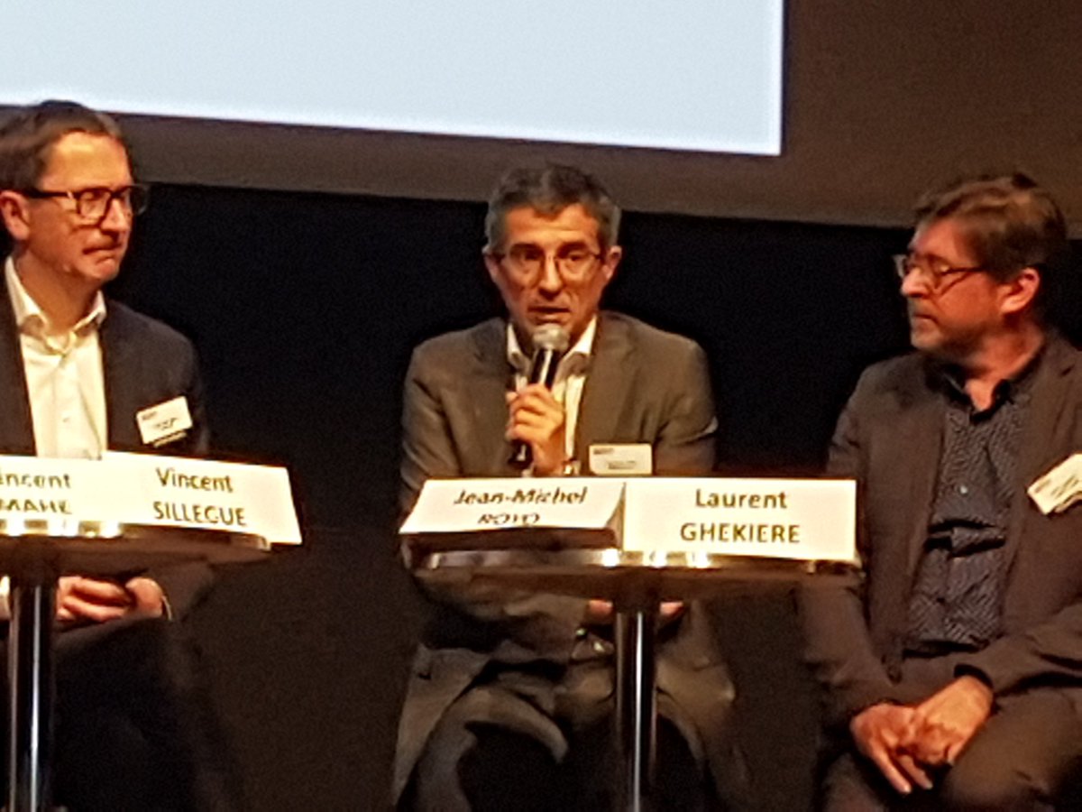 PhMENIGOZ's tweet photo. JM Royo : "Le financement par les investisseurs reste marginal mais les signaux faibles montrent une inflexion : des bailleurs se font noter, des fonds se créent. Il faut que les investisseurs et les bailleurs se rencontrent et se connaissent mieux." #forumHLM https://t.co/fhnjwqlpoC