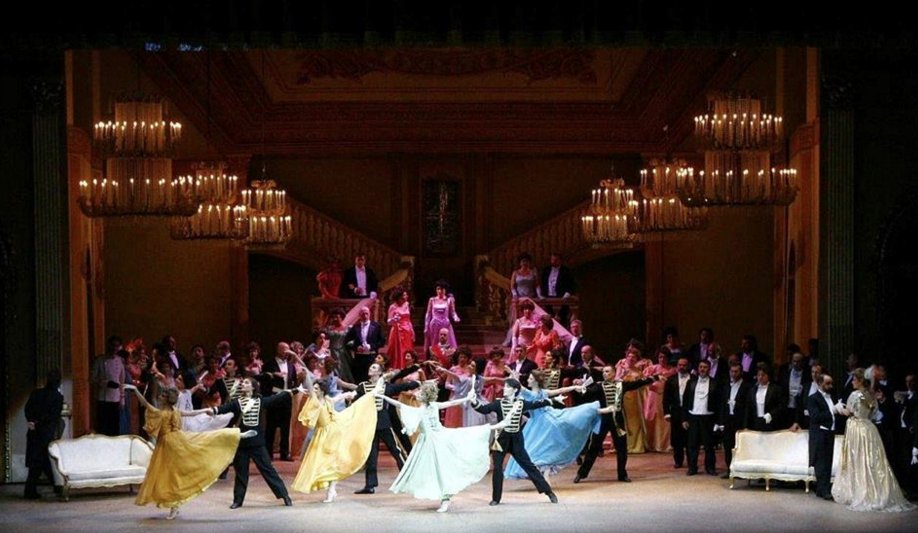 La Fondazione #Arena scalda i motori e apre la stagione d'#opera 2017/2018 con la #VedovaAllegra di Franz #Lehar per la regia di #GinoLandi. In scena dal 17. #VAO